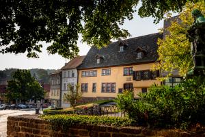 Bachhaus Eisenach mit Bach-Denkmal