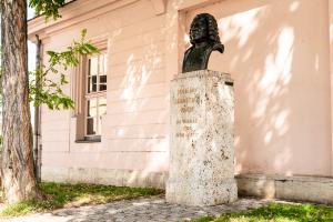 Das Weimarer Bach-Denkmal befindet sich gegenüber Johann Sebastian Bachs ehemaligem Wohnhaus am Markt 16.
